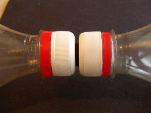 Tornado coupling: fitted between bottles